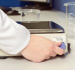 Kern EG 620-3NM Präzisionswaage Wägebereich (max.) 620 g Ablesbarkeit 0.001 g über Steckernetzteil Silber – Bild 2