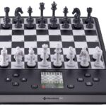 Millennium Chess Genius Pro M815 Schachcomputer KI-Funktionen, Magnetische Schachfiguren, Drucksensorbrett, Farbdisplay