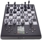 Millennium Chess Genius Pro M815 Schachcomputer KI-Funktionen, Magnetische Schachfiguren, Drucksensorbrett, Farbdisplay – Bild 3